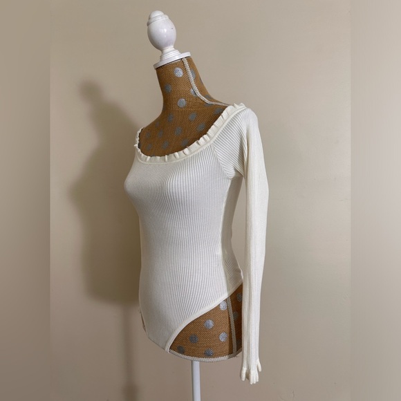 Missguided Frill Bardot Rib Knitted Off The Shoulder Bodysuit - Picture 4 of 5